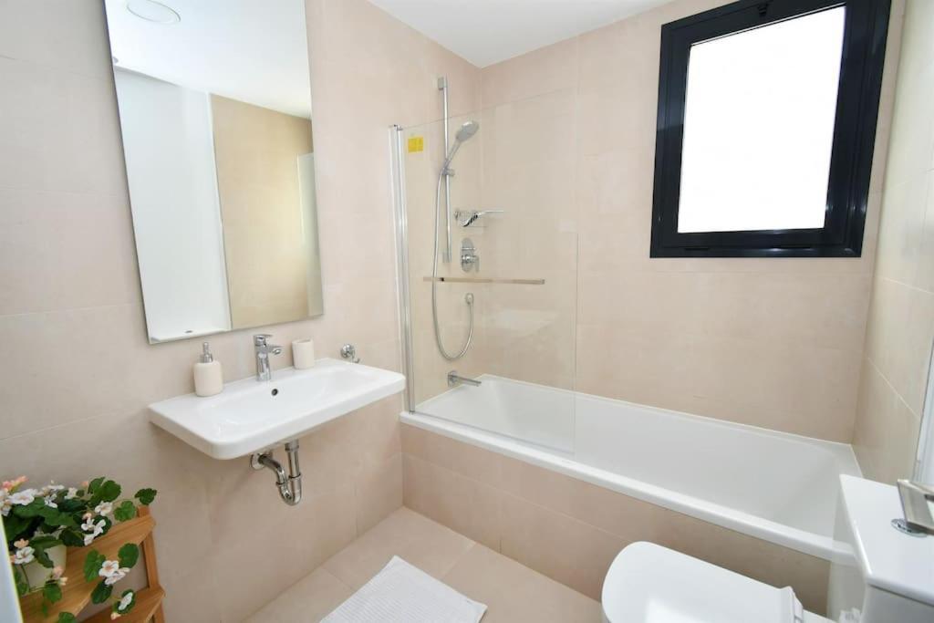 Casa Kerr - Luxury Apt - Sleeps 9 - Los Boliches Apartment Malaga Exterior photo